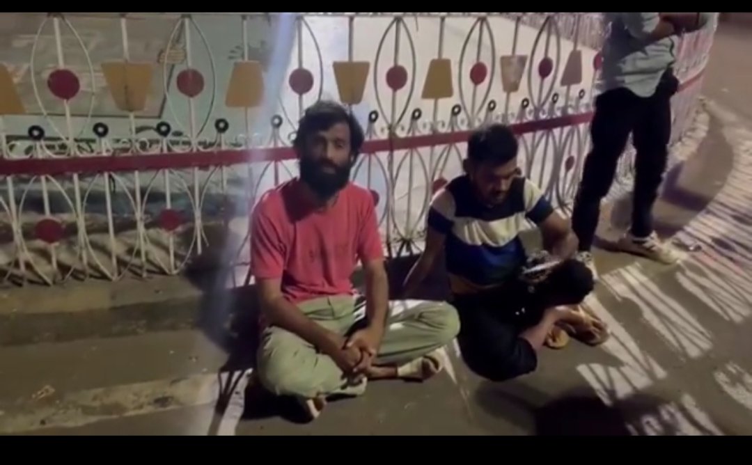 MMNEWSLIVE:-पैगंबर की शान में गुस्ताखी करने वाले के खिलाफ धरने पर बैठा युवक